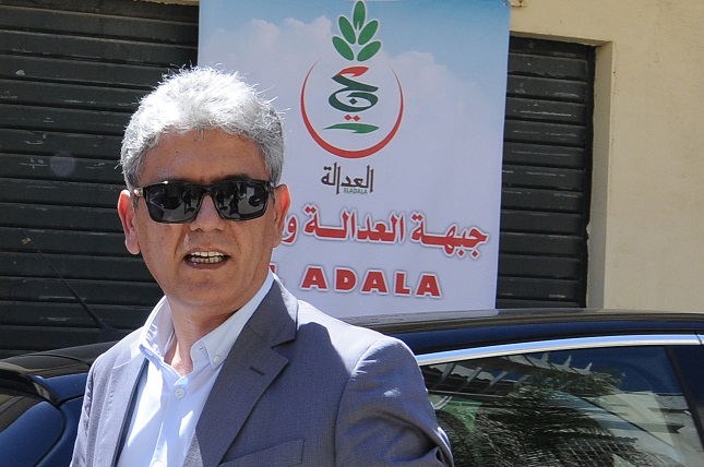 Le président du RCD devant le siège du parti islamiste FJD d'Abdallah Djaballah. New Press